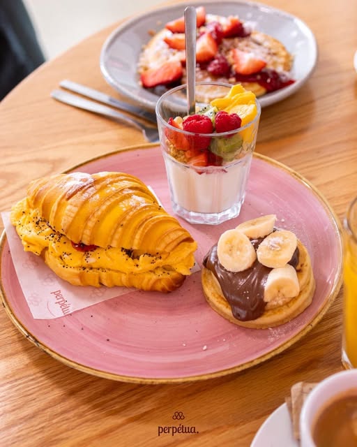 Brunch Perpétua: croissant, panqueca e iogurte com fruta