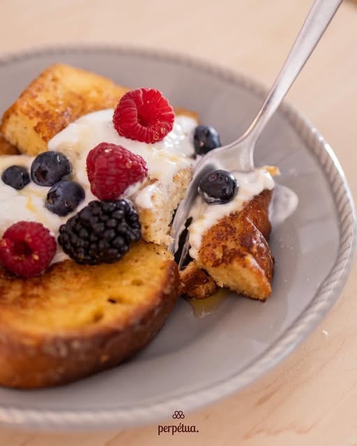 French toast com frutos vermelhos